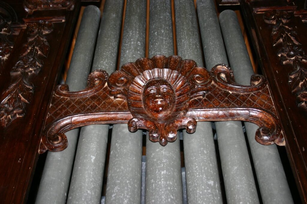 Dettaglio della cassa e delle canne di facciata dell’organo di San Maurizio a Schiavi di Abruzzo dopo il restauro del 2011